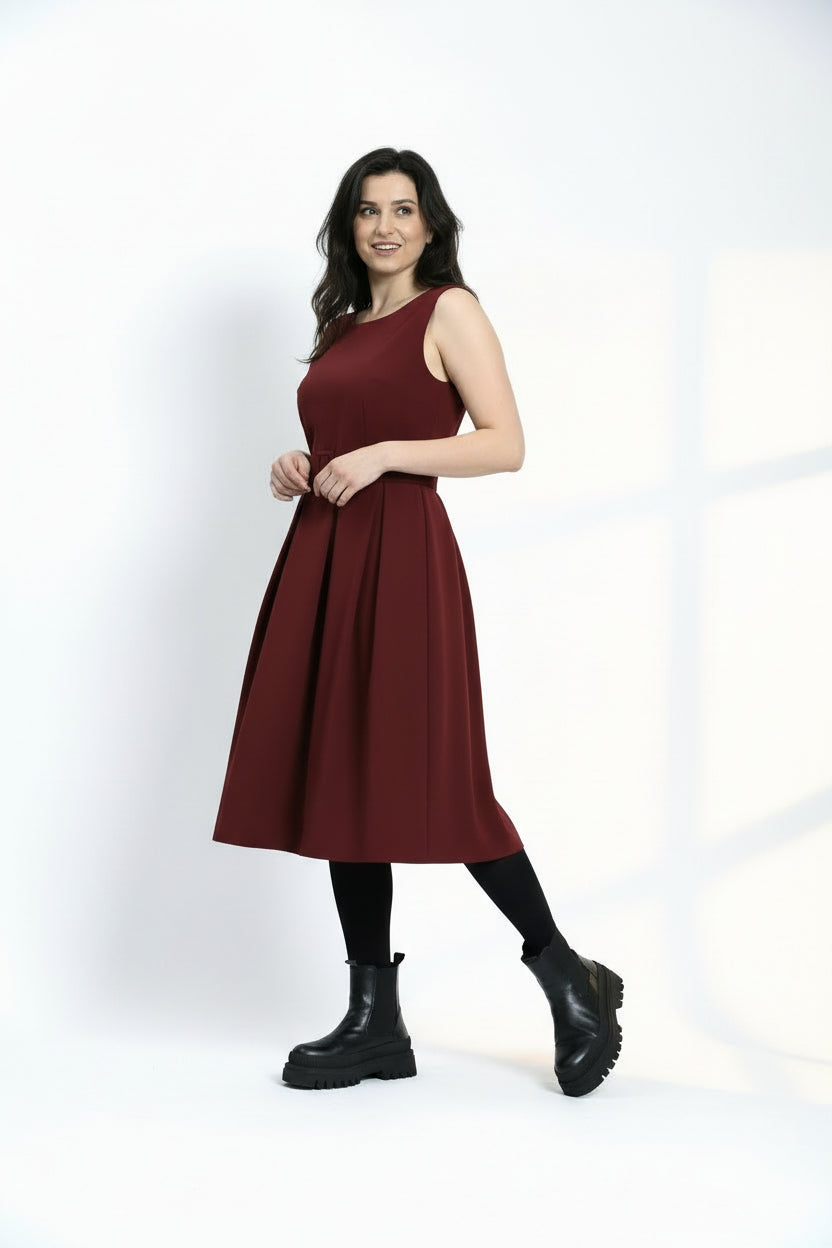 Rochie sarafan bordo cu pliuri fine, croială midi și linie feminină, vedere frontală.