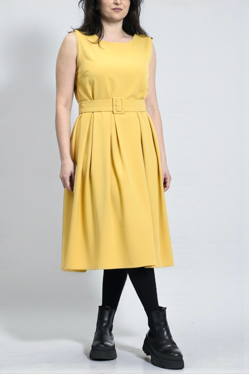 Rochie sarafan galben muștar cu pliuri, croială midi, aspect luminos și lejer.