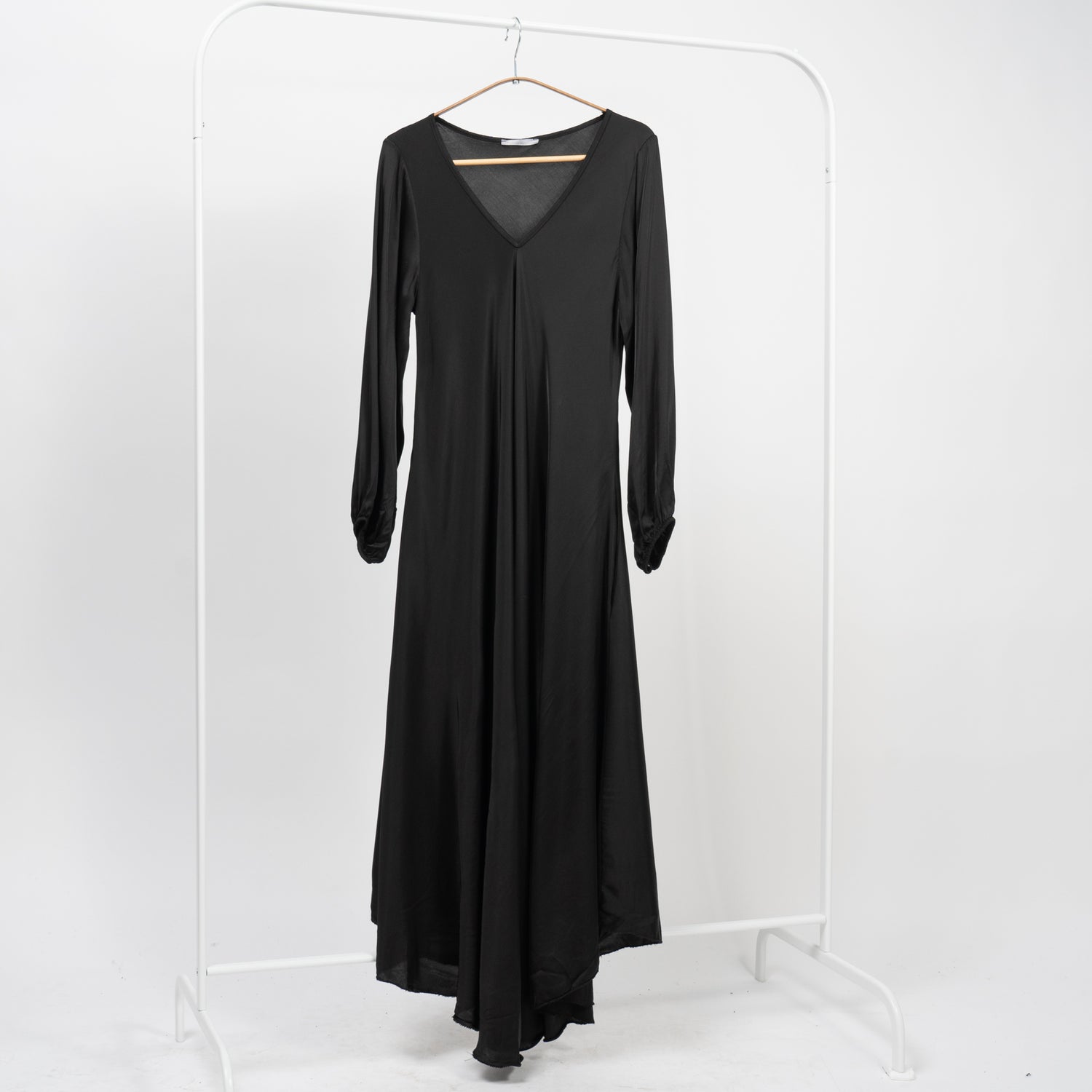 Rochie elegantă neagră din material satinat, cu mâneci lungi și croială fluidă, expusă pe suport alb.