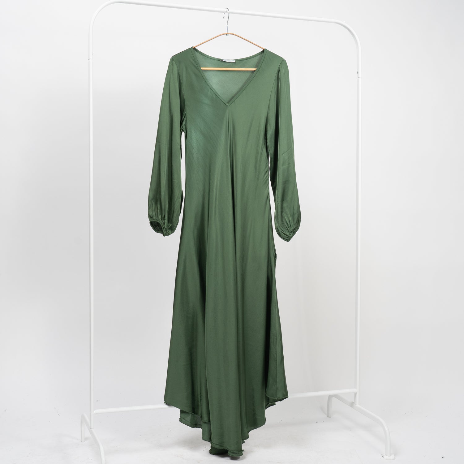  Rochie lungă din satin verde, cu decolteu în V și mâneci lungi elastice, pe umeraș alb.