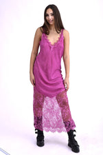 Rochie satinat fucsia cu bretele fine și detalii din dantelă neagră, croială tip furou, vedere din față pe model.