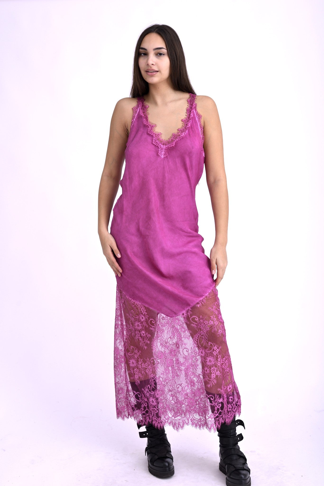 Rochie satinat fucsia cu bretele fine și detalii din dantelă neagră, croială tip furou, vedere din față pe model.