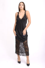 Rochie tip furou din satin negru, cu inserții de dantelă la tiv și decolteu, purtată pe model, vedere din față.