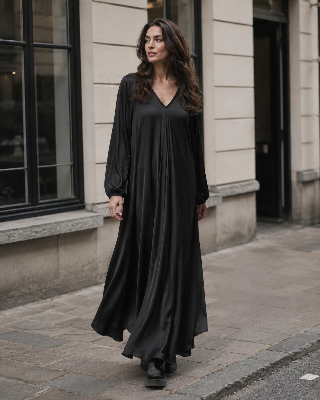 Rochie satinată cu mâneci lungi și buzunare, prezentare