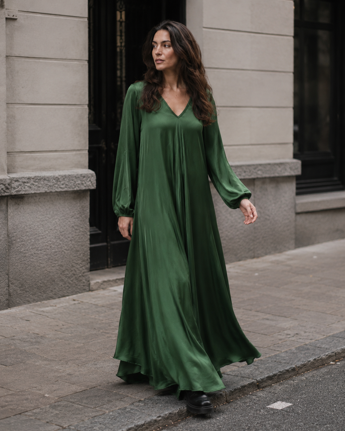 Rochie satinată cu mâneci lungi și buzunare, nuanța verde, vedere din față