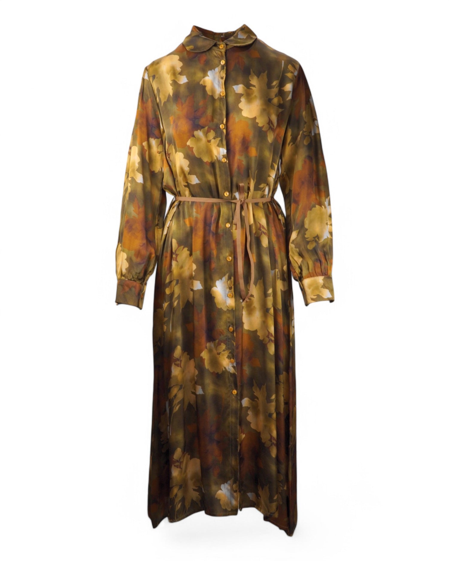 Rochie lungă tip cămașă din satin, nuanțe de roșu și maro, cu nasturi și curea elegantă.