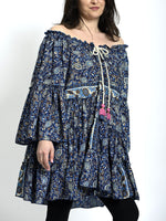 Rochie scurtă boho cu imprimeu și detalii aurii, decolteu elastic și mâneci ample, vedere frontală.