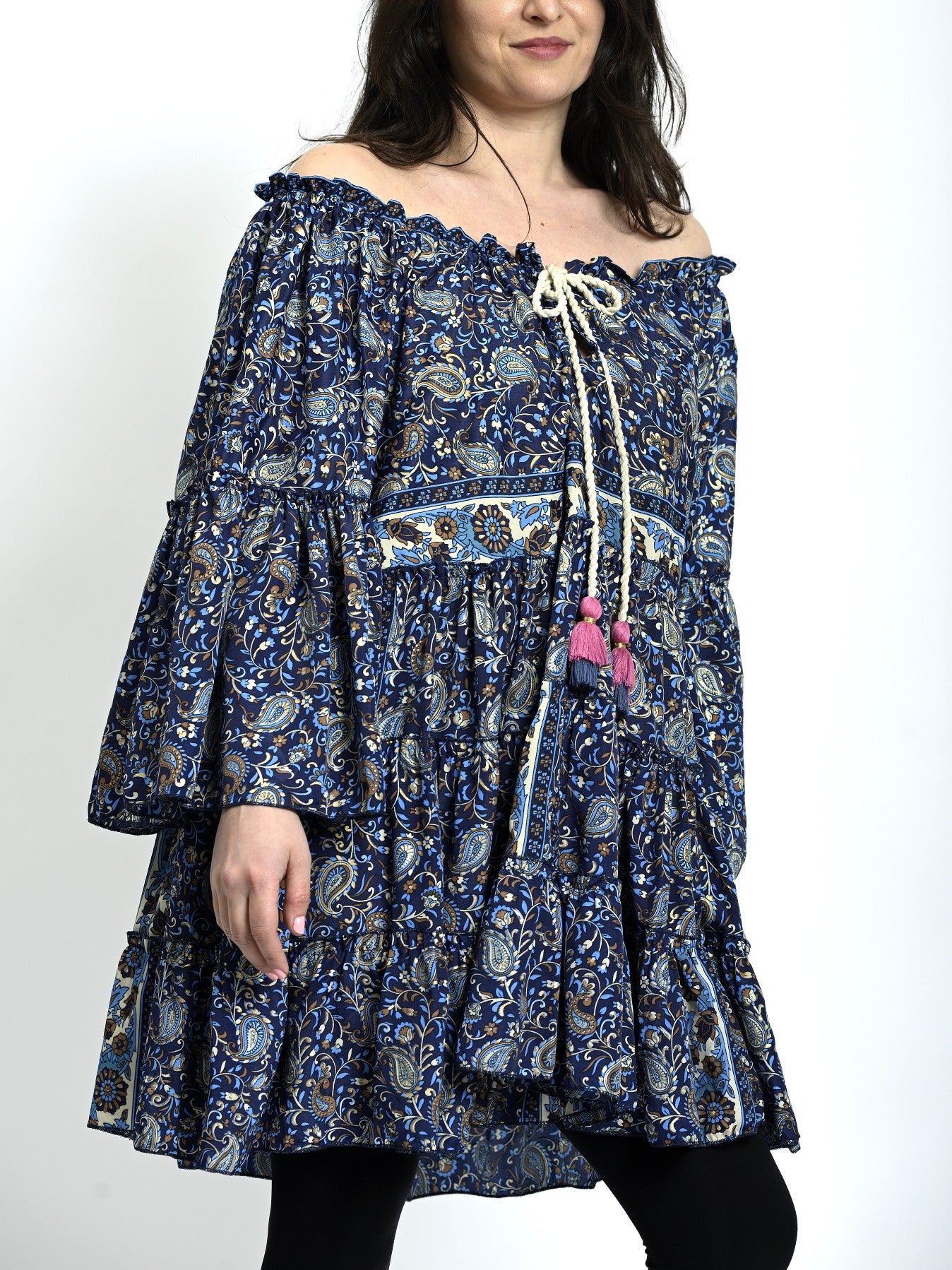 Rochie scurtă boho cu imprimeu și detalii aurii, decolteu elastic și mâneci ample, vedere frontală.