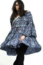 Rochie boho în mișcare, fustă amplă și croială lejeră ce oferă fluiditate.