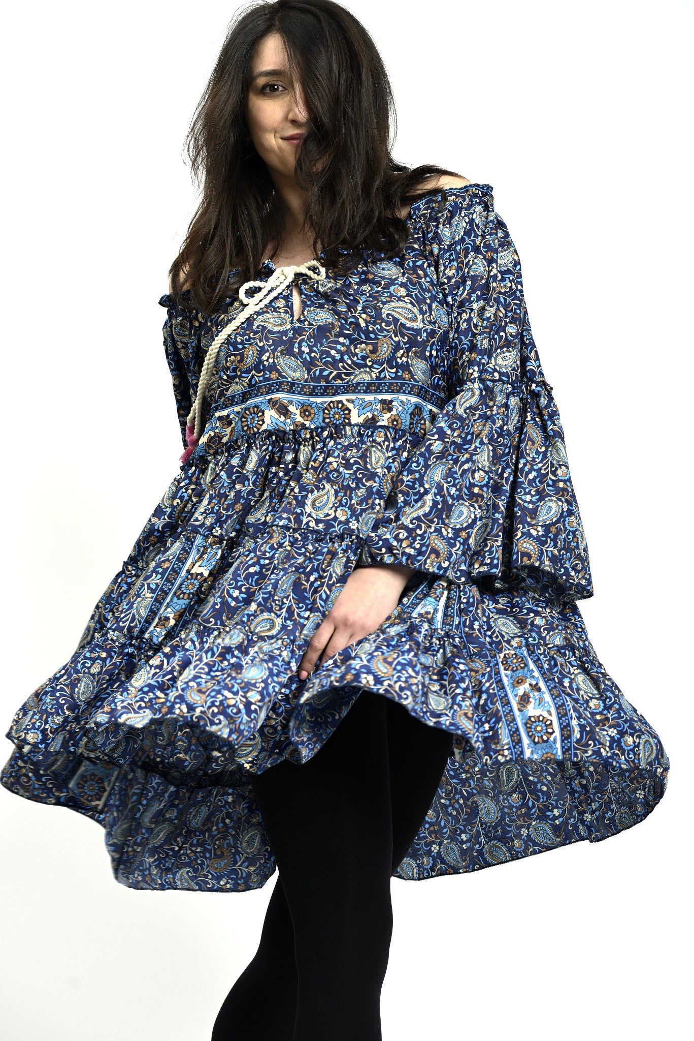 Rochie boho în mișcare, fustă amplă și croială lejeră ce oferă fluiditate.