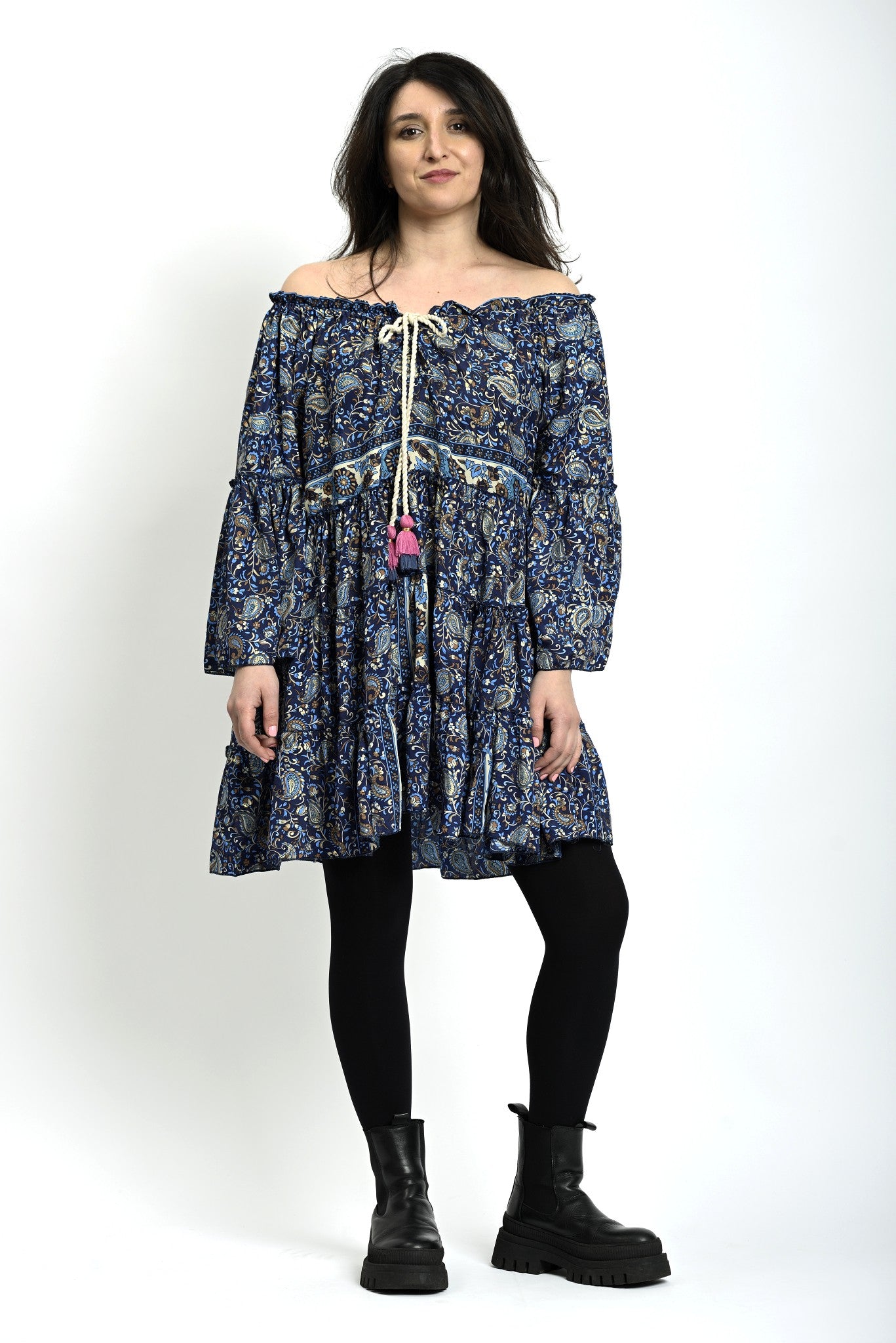 Rochie scurtă cu imprimeu purtată cu dres opac și bocanci, styling de sezon.