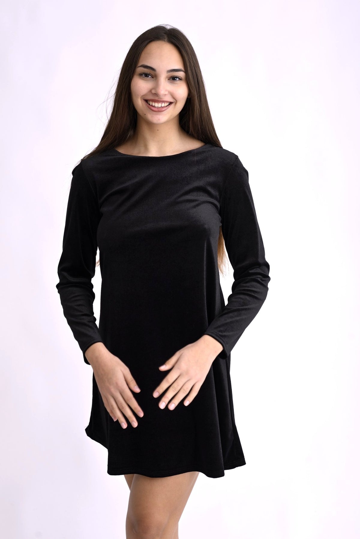 Rochie scurtă din catifea neagră, cu mâneci lungi și decolteu drept, vedere frontală.