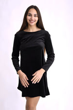 Rochie scurtă din catifea neagră, cu mâneci lungi și decolteu drept, vedere frontală.