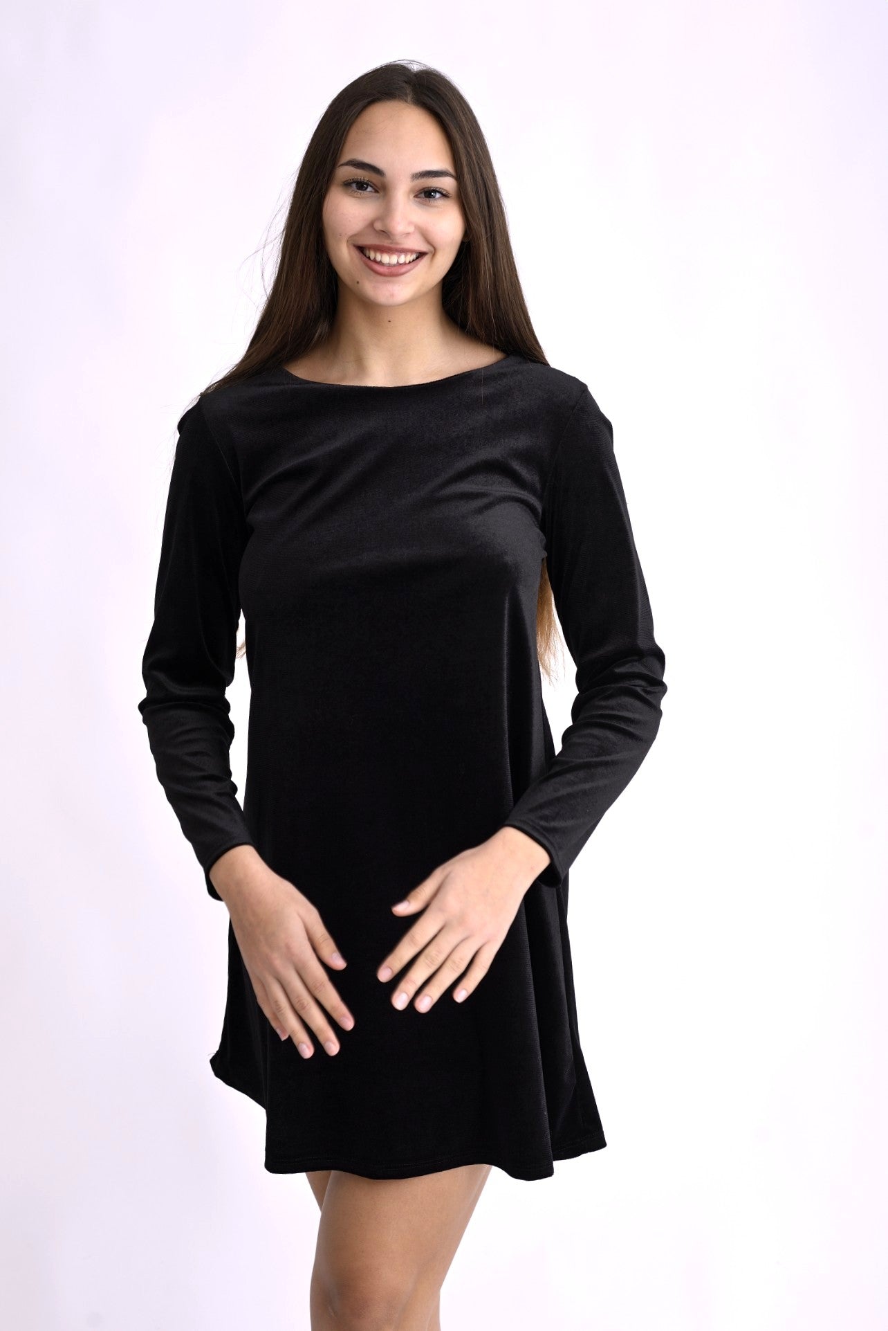 Rochie scurtă din catifea neagră, cu mâneci lungi și decolteu drept, vedere frontală.