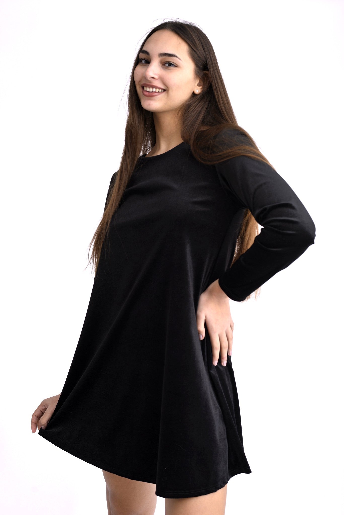 Rochie neagră din catifea moale, cu talie accentuată și mâneci lungi, vedere laterală.