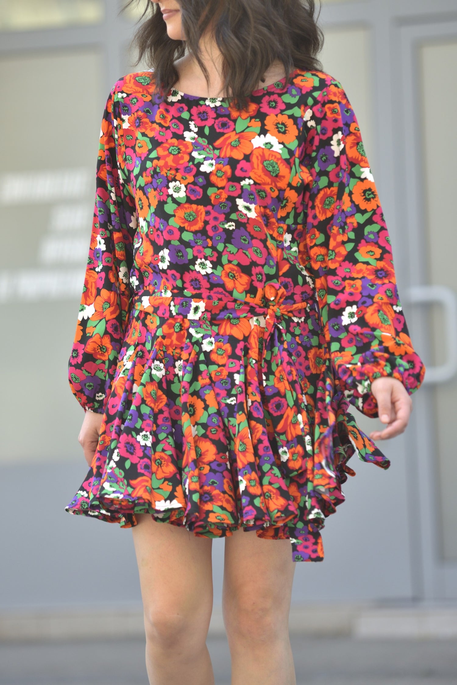  Rochie scurtă din poliester cu imprimeu floral, vedere din spate


