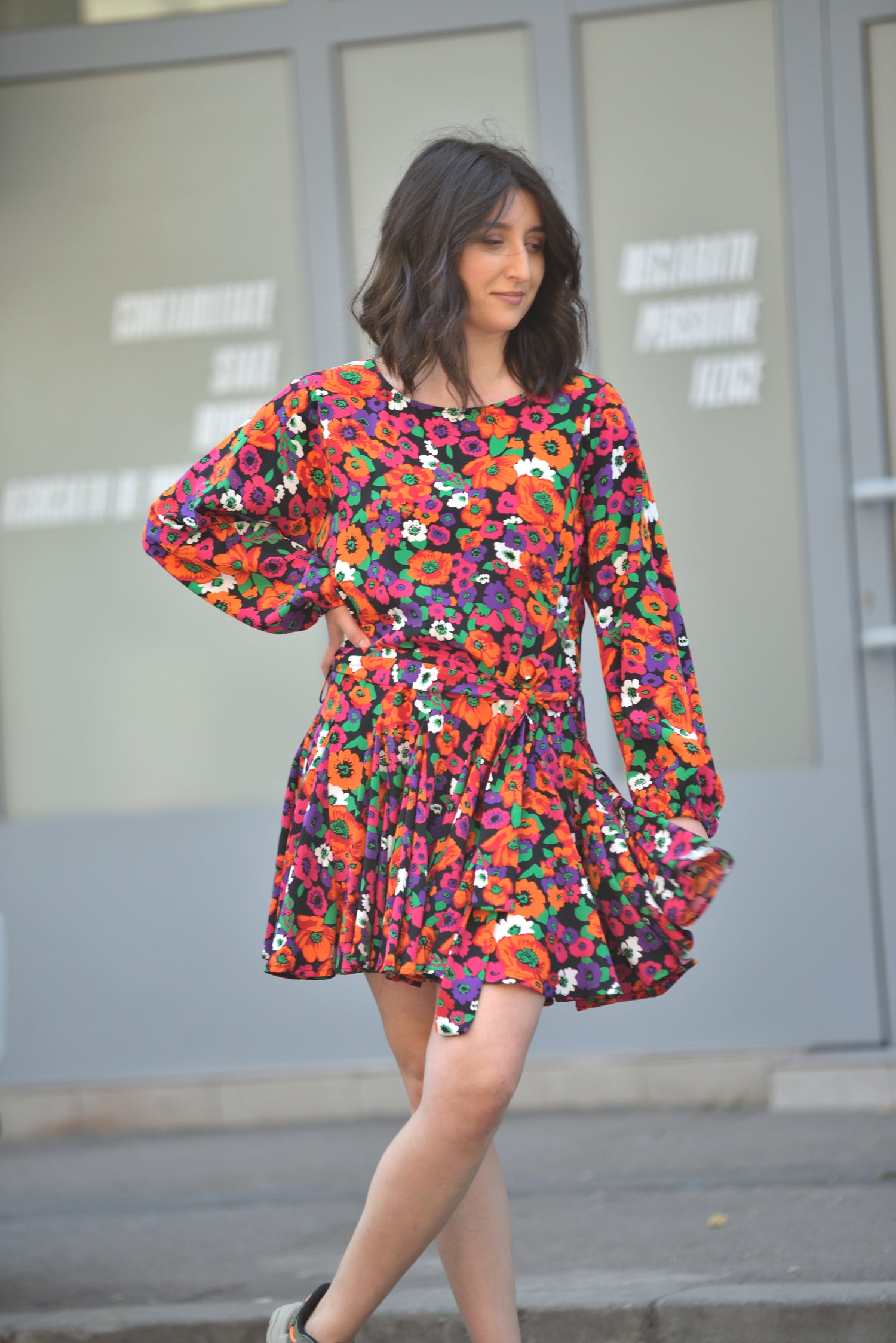 Rochie scurtă din poliester cu imprimeu floral, vedere din spate