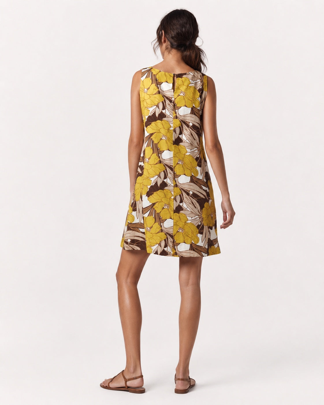 Rochie scurtă cu imprimeu floral, vedere din spate