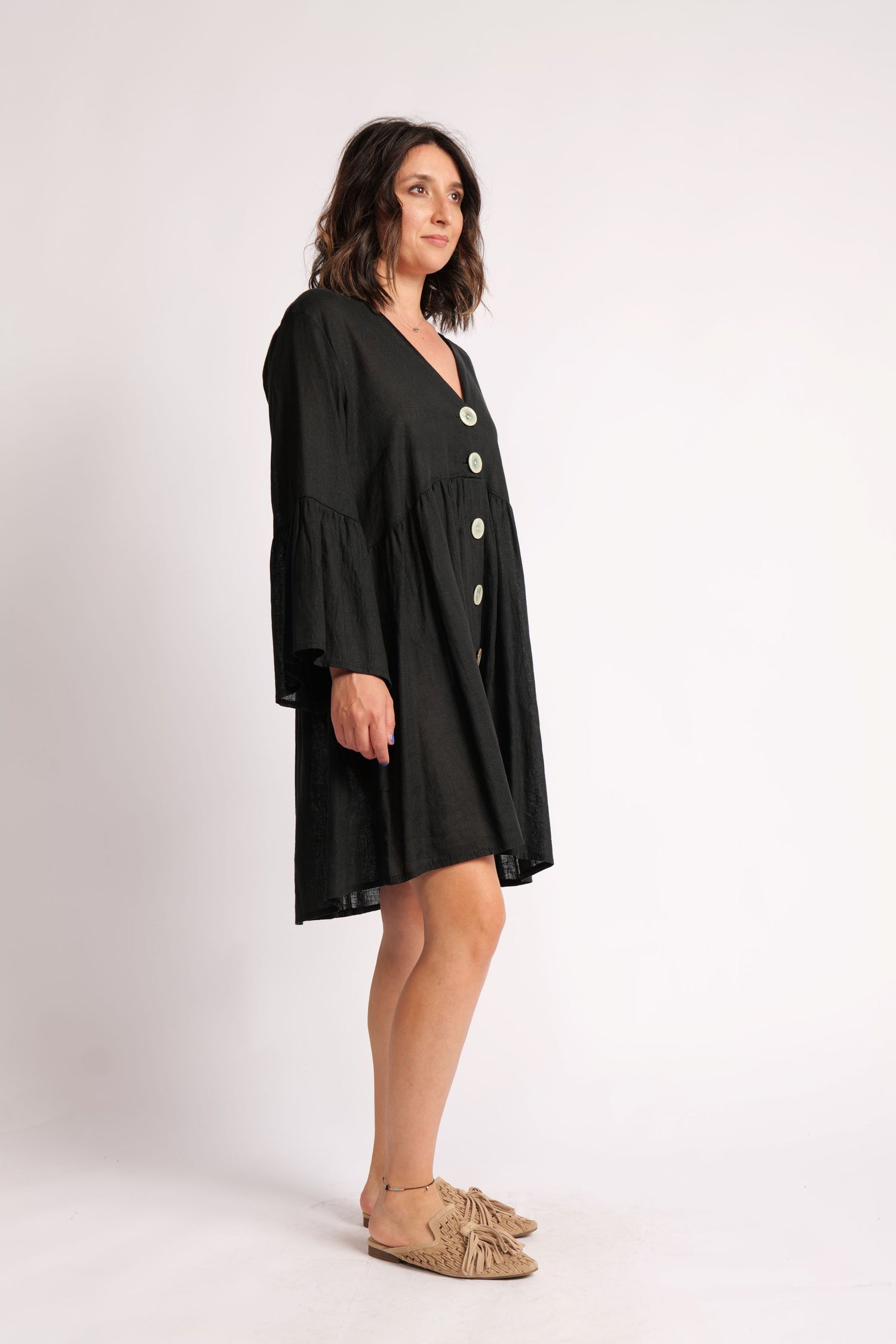Rochie scurtă din in neagră, croială lejeră tip baby doll, vedere laterală.