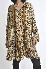 Rochie scurtă din mătase cu imprimeu etnic în nuanțe de bej și maro, cu nasturi frontali și croială lejeră.