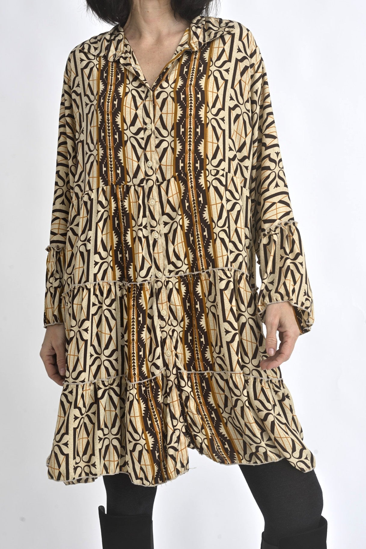 Rochie scurtă din mătase cu imprimeu etnic în nuanțe de bej și maro, cu nasturi frontali și croială lejeră.