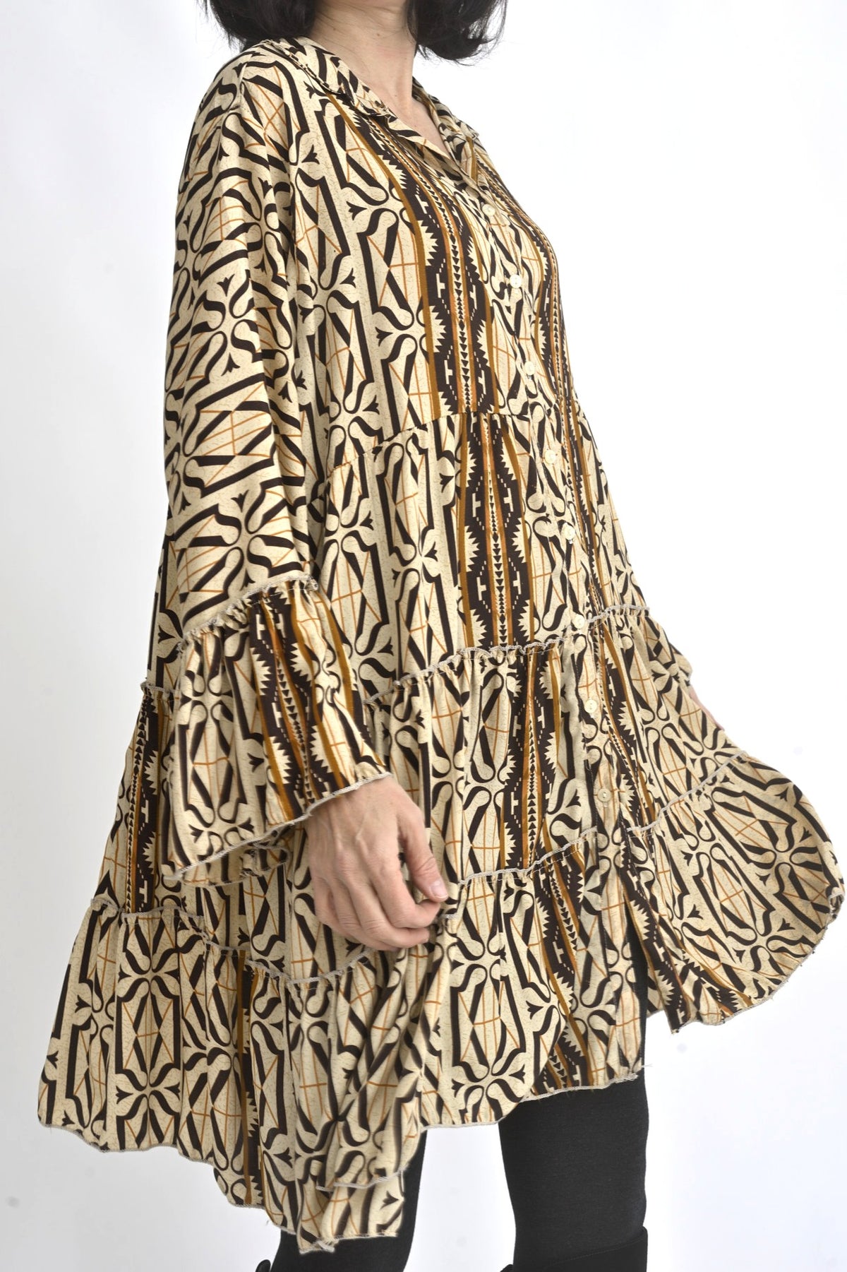 Vedere laterală a rochiei scurte din mătase, cu mâneci lungi ușor evazate și croială fluidă.