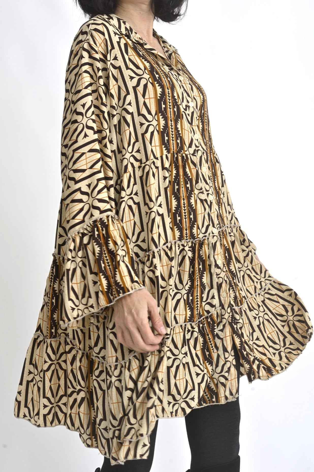 Vedere laterală a rochiei scurte din mătase, cu mâneci lungi ușor evazate și croială fluidă.