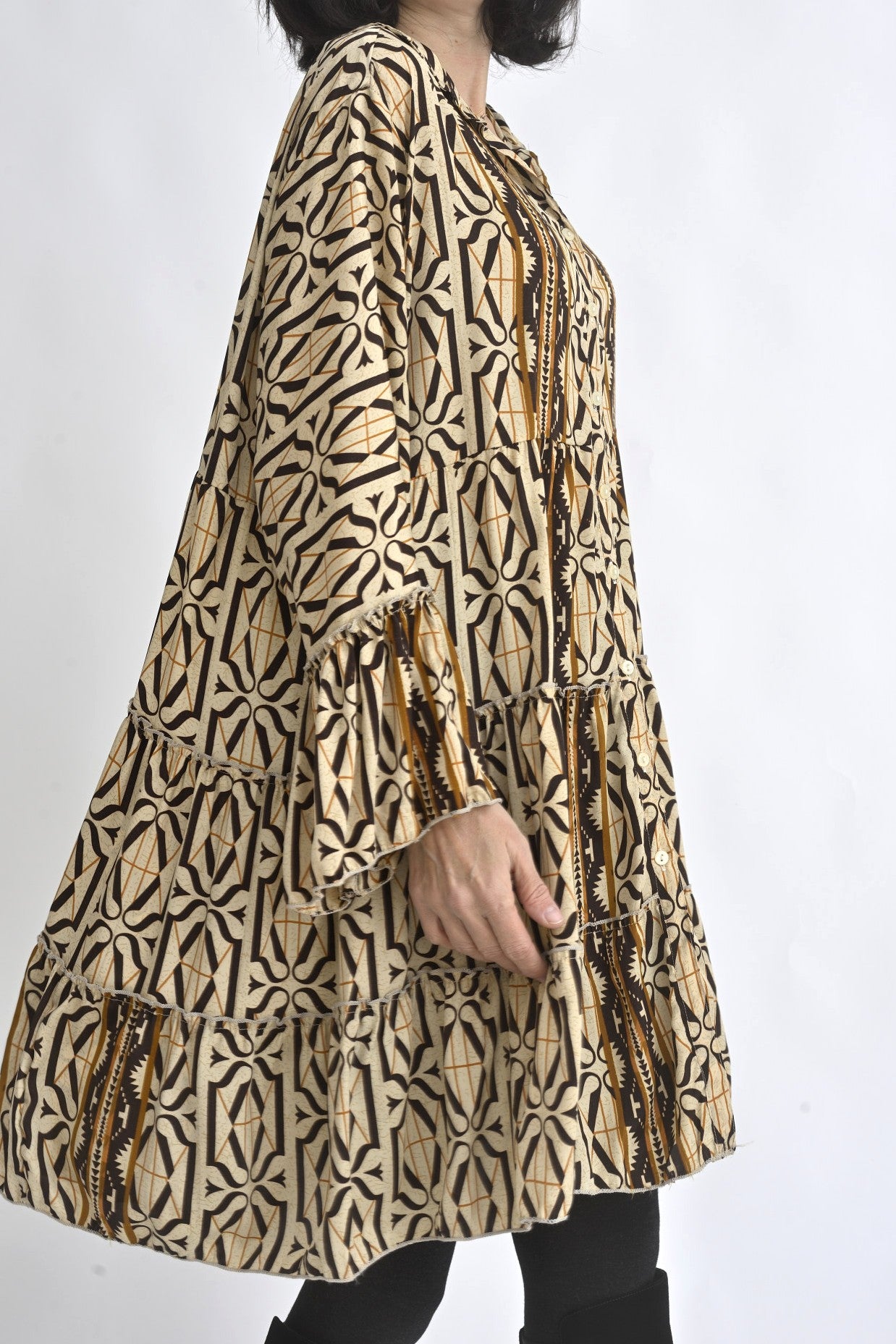 Vedere laterală a rochiei scurte din mătase, cu mâneci lungi ușor evazate și croială fluidă.