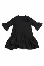Rochie scurtă neagră cu volane și mâneci ample, prezentare flat lay.