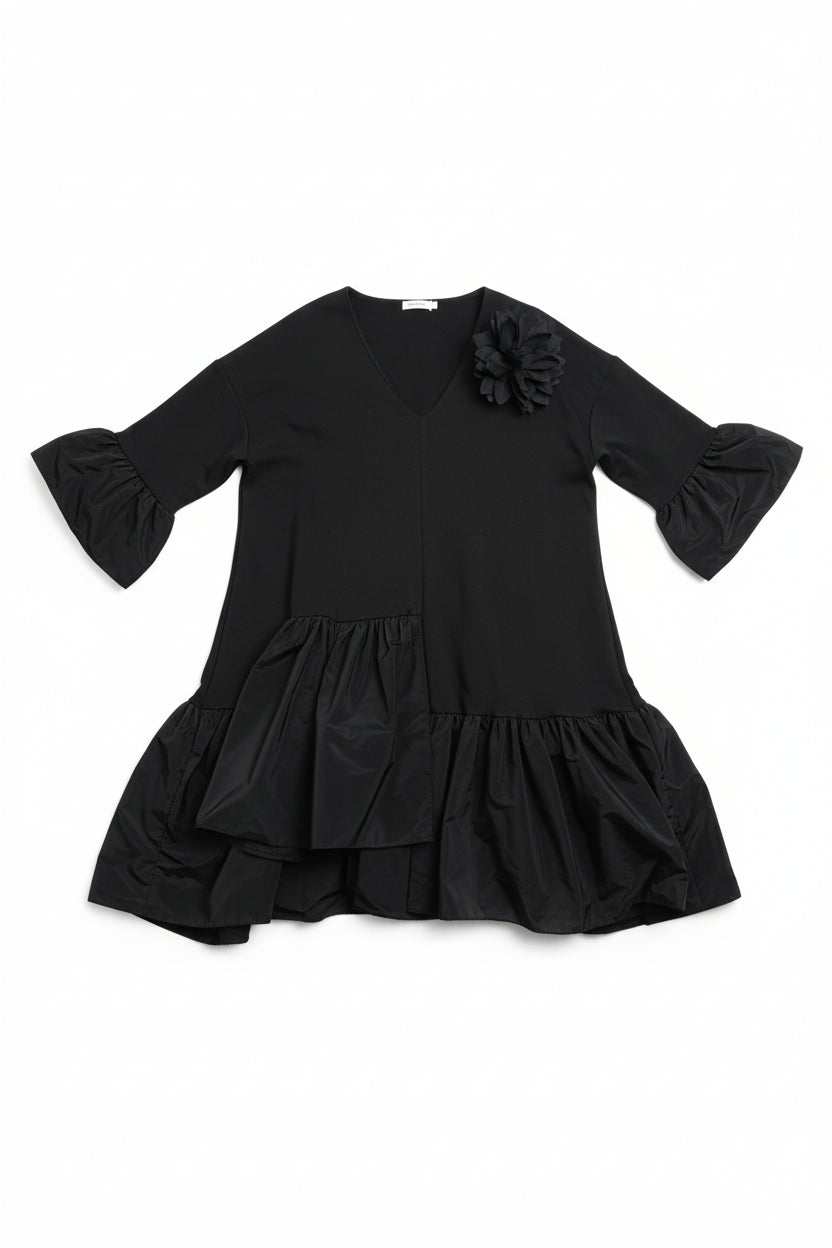 Rochie scurtă neagră cu volane și mâneci ample, prezentare flat lay.