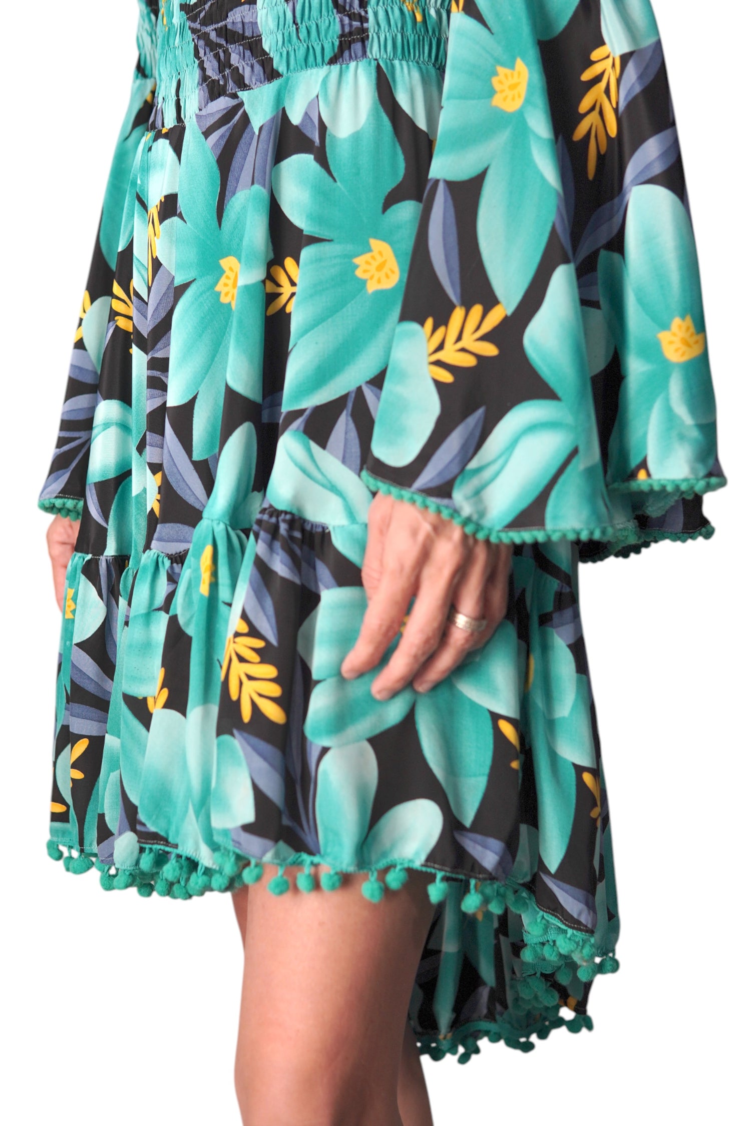 Detaliu mânecă și material rochie cu imprimeu floral verde și galben