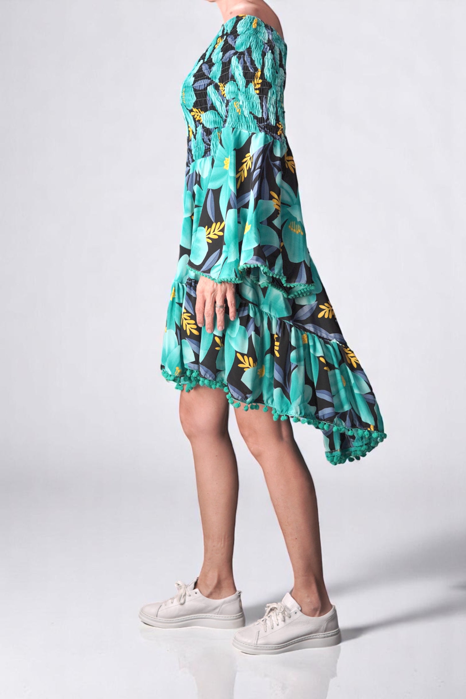 Rochie scurtă cu umeri goi și imprimeu floral, vedere din lateral