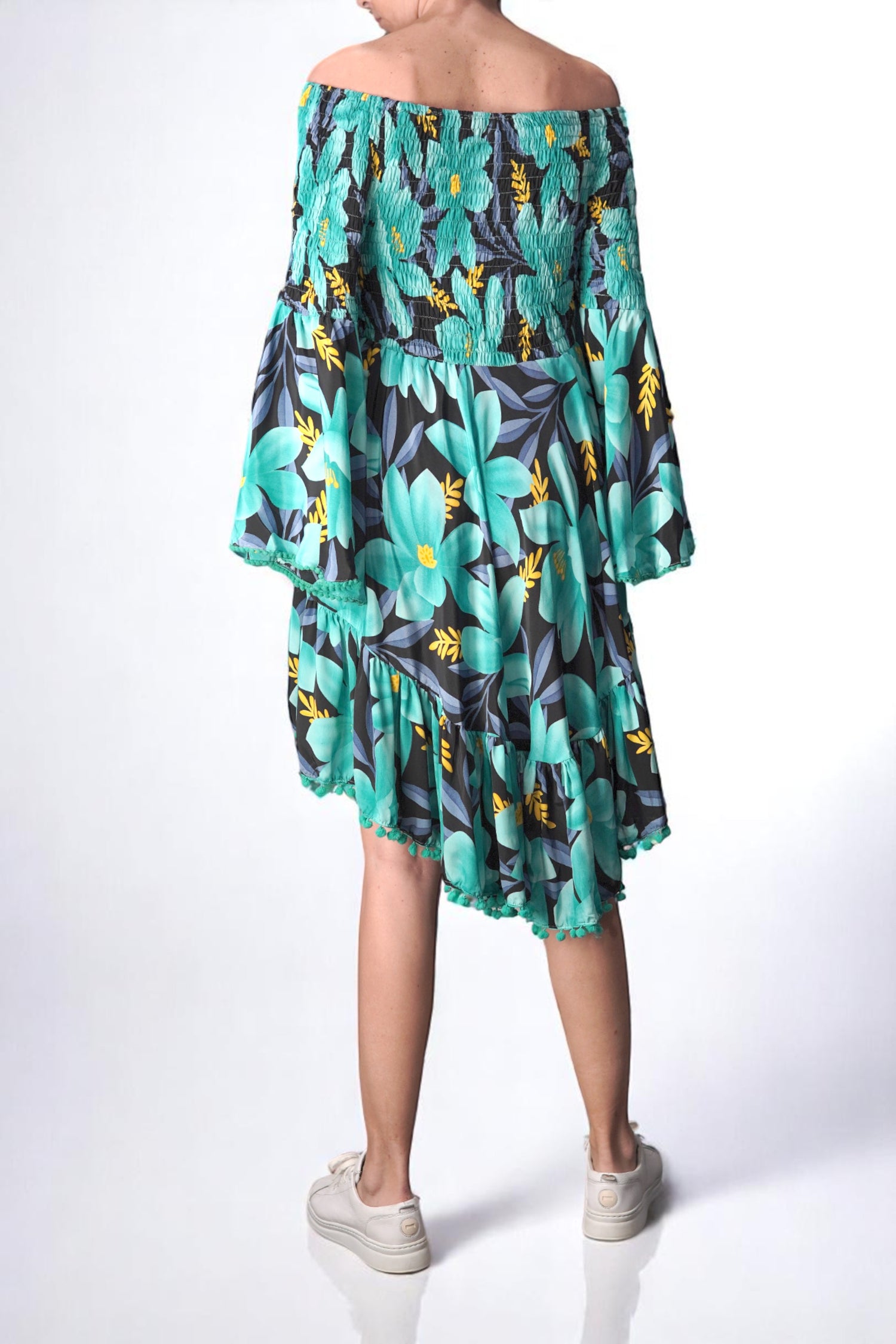 Rochie cu umeri goi și imprimeu floral, vedere din spate

