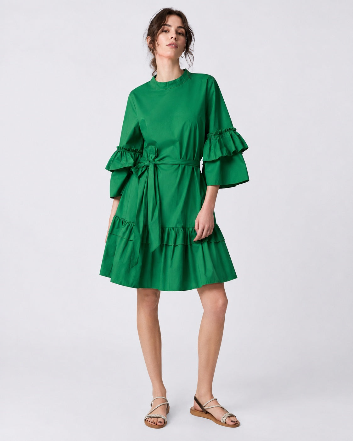 Rochie scurtă cu volane la bază și la mâneci, nuanța verde, vedere din față