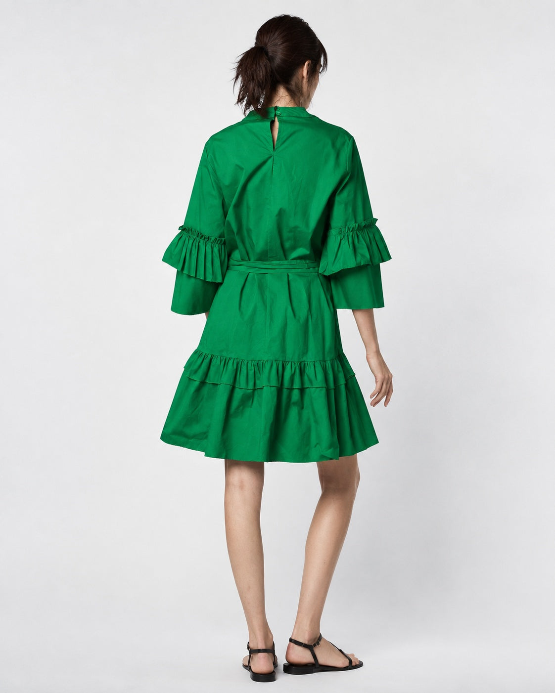 Rochie scurtă cu volane la bază și la mâneci, nuanța verde, vedere din spate