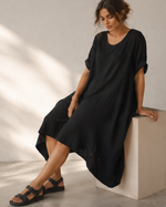 Detaliu buzunare laterale ascunse pe rochia oversize din viscoză — All Above Boutique.