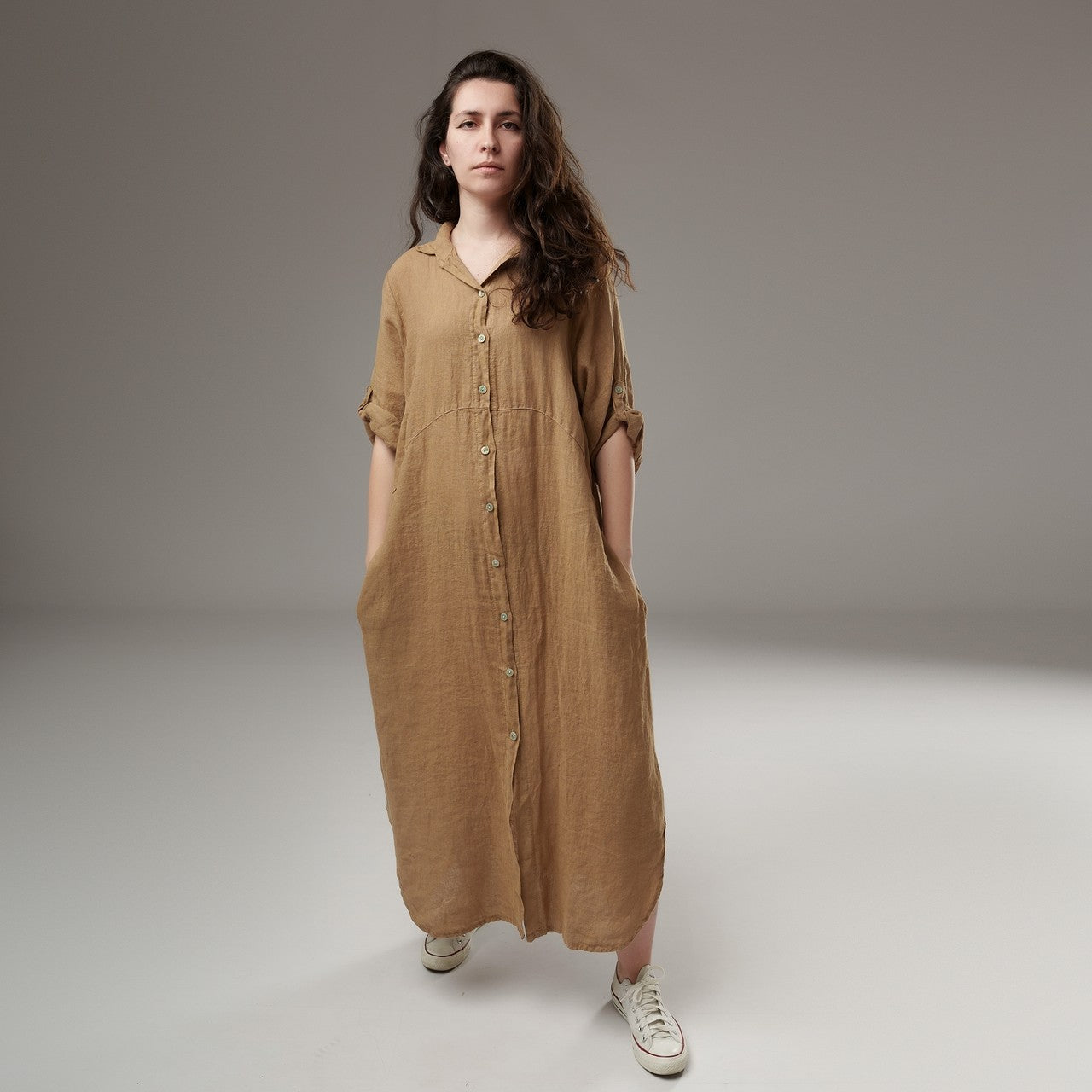  Rochie tip cămașă din in camel cu croială lejeră și mâneci suflecate cu nasture.