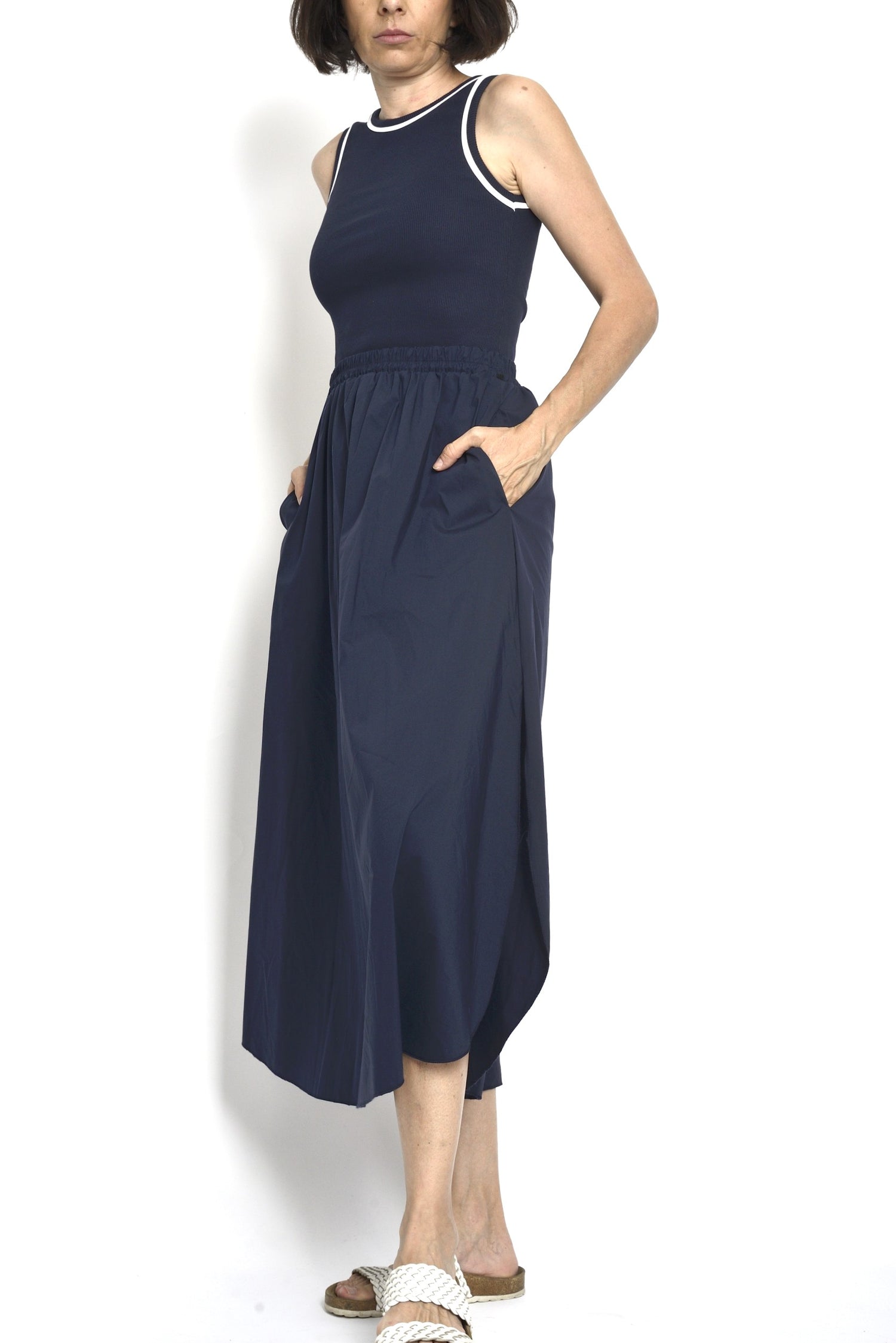 Rochie cu top tip maiou și fustă largă cu decupaj lateral, purtată de model, vedere din față