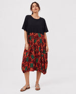 Rochie cu top tip tricou și fustă multicoloră, vedere din față