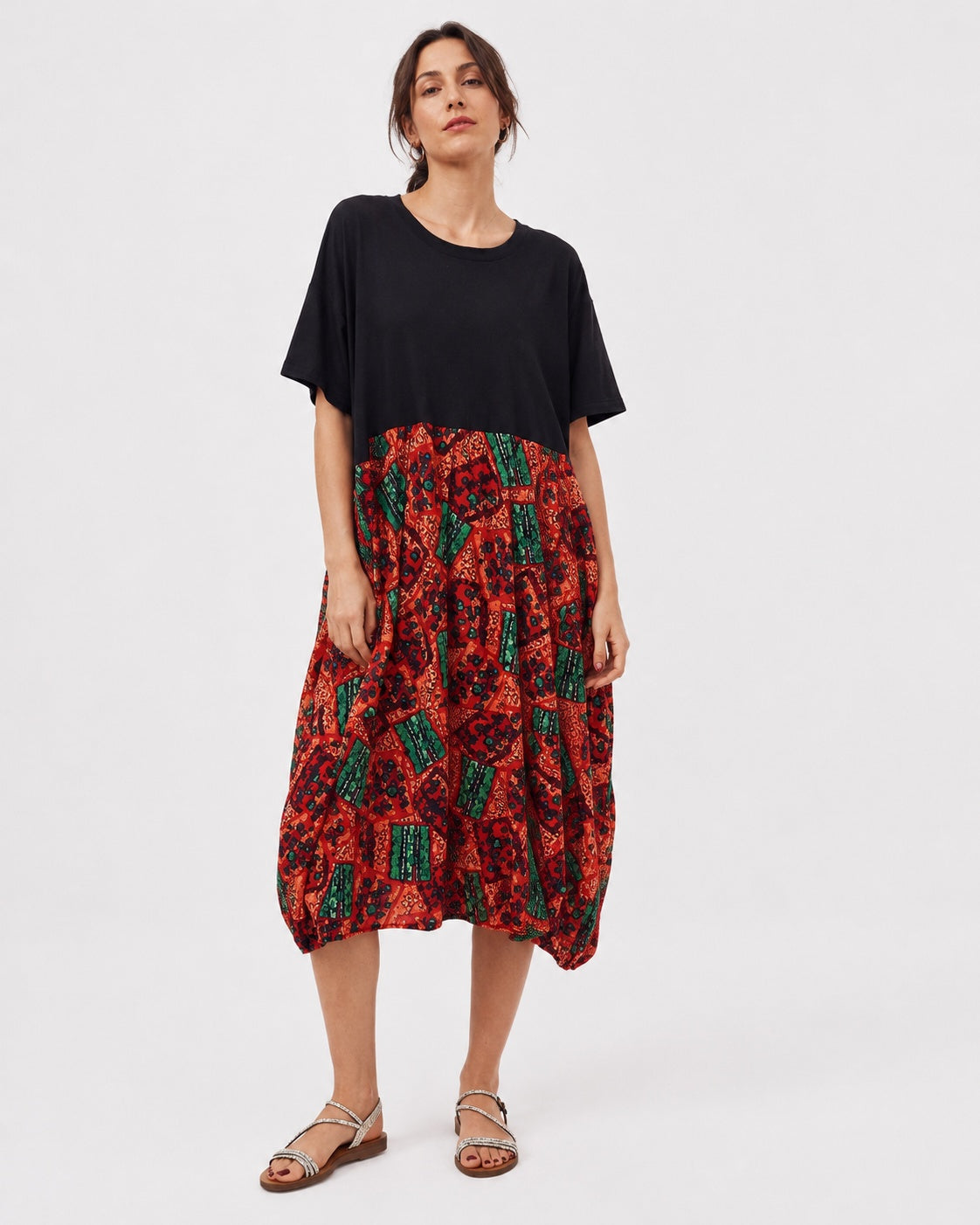 Rochie cu top tip tricou și fustă multicoloră, vedere din față