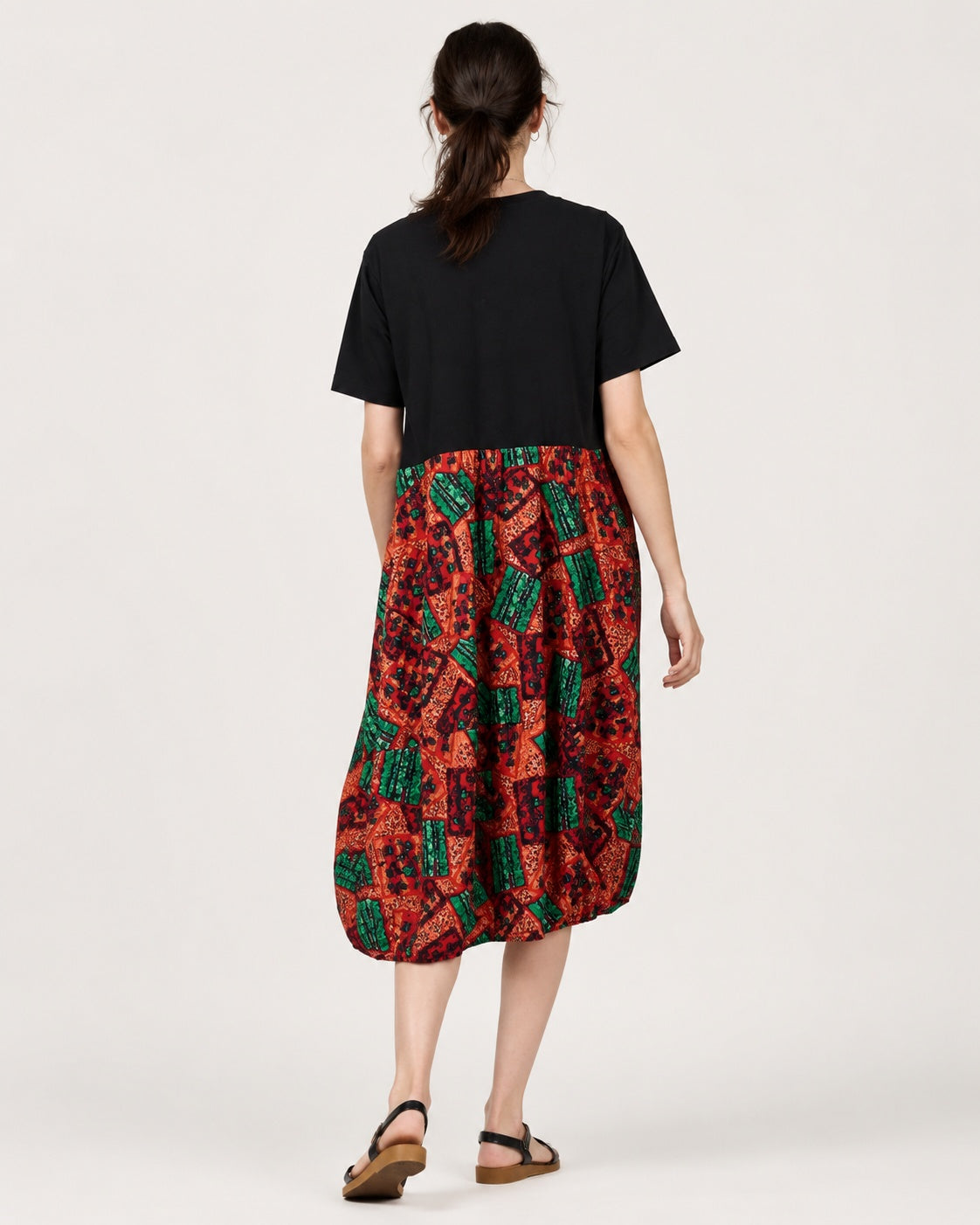 Rochie cu top tip tricou și fustă multicoloră, vedere din spate