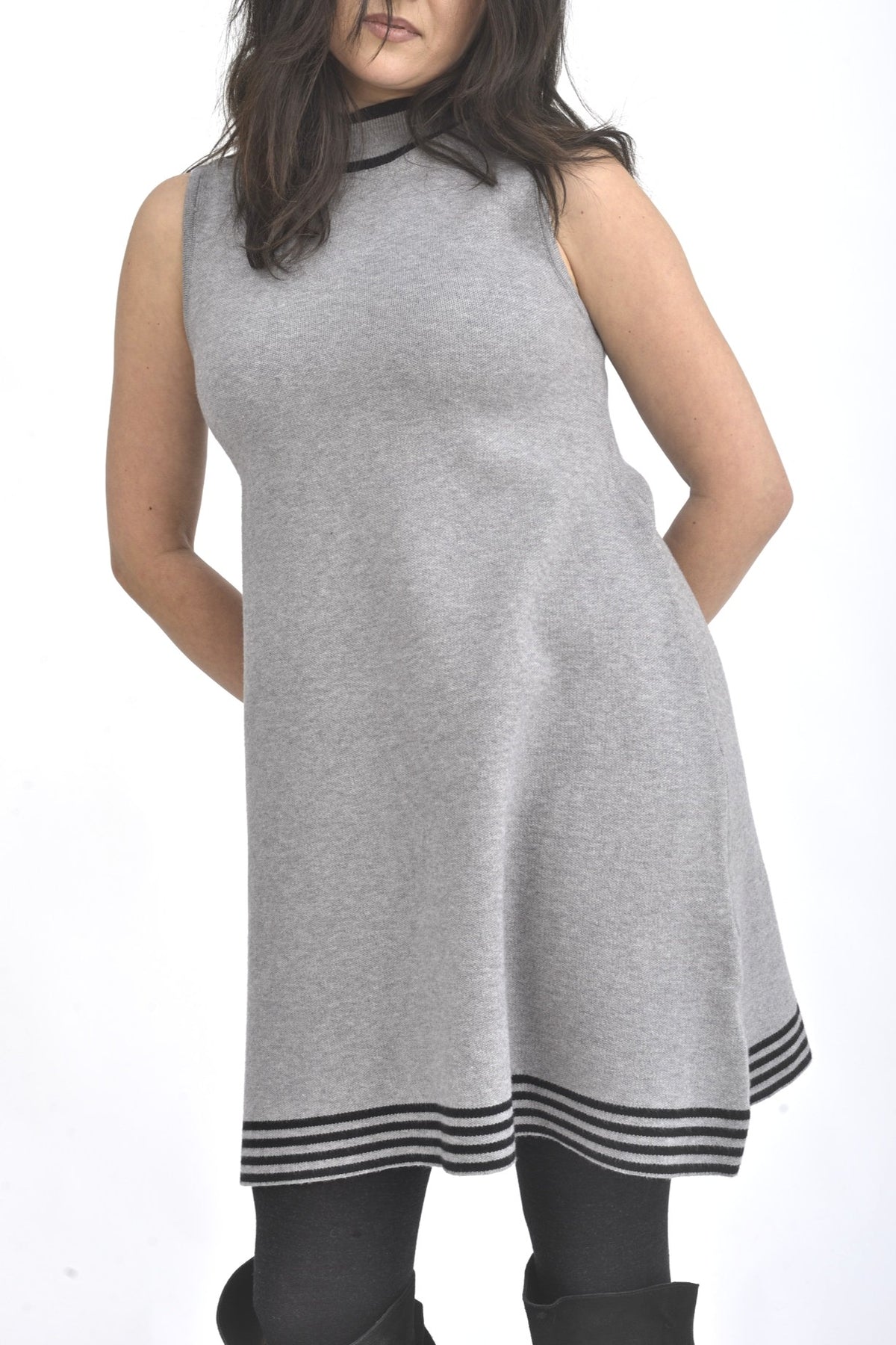 Detaliu guler rotund la rochie tricotată gri, cu finisaj contrast și textură fină, lejeră.