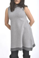 Detaliu guler rotund la rochie tricotată gri, cu finisaj contrast și textură fină, lejeră.