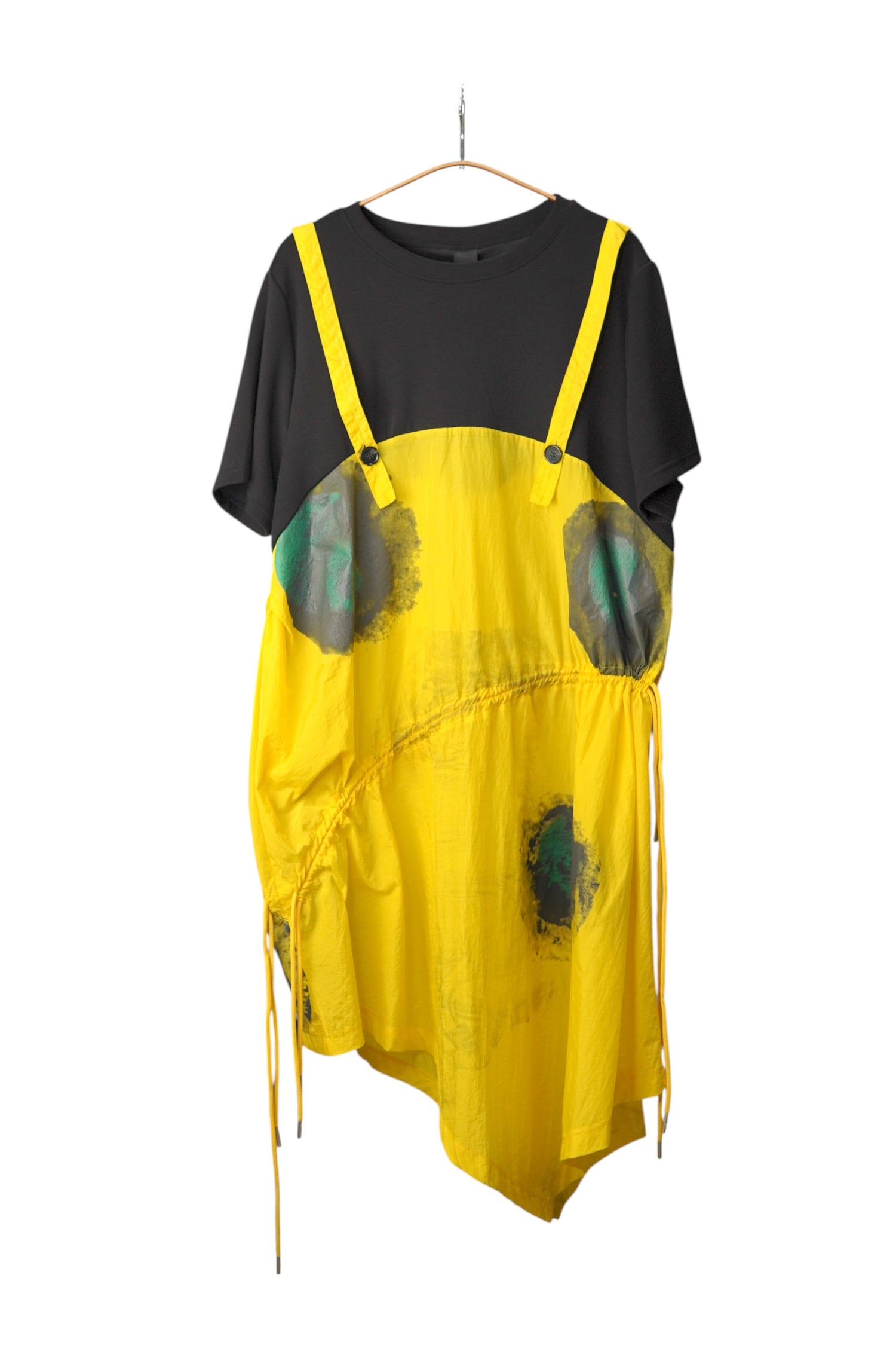  Rochie cu bază tip tricou negru și suprapunere galbenă cu bretele și imprimeuri pictate artistic în nuanțe de verde și negru