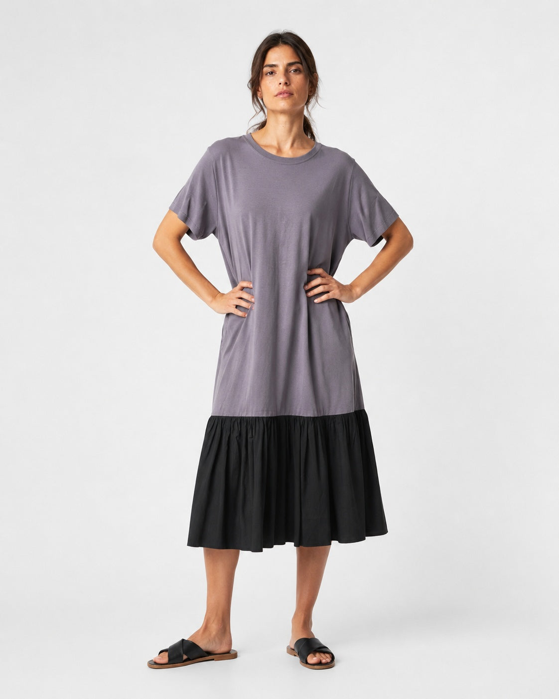 Rochie-tricou oversize cu volan la bază, vedere din față