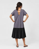 Rochie-tricou oversize cu volan la bază, vedere din spate
