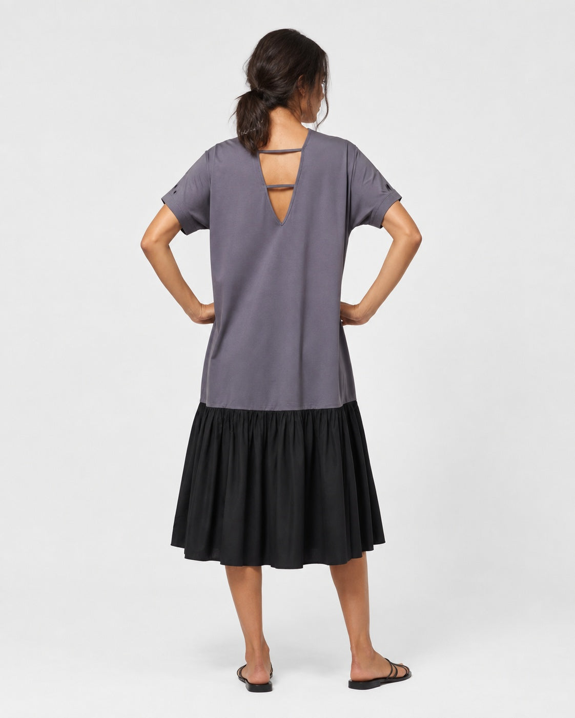 Rochie-tricou oversize cu volan la bază, vedere din spate