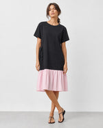 Rochie-tricou lungă cu volan la bază, roz pal, vedere din față
