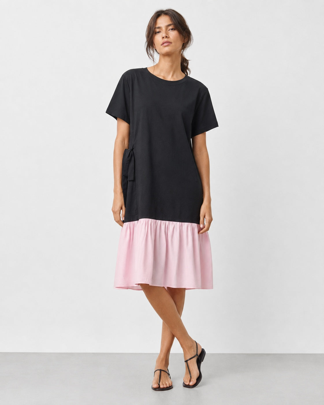 Rochie-tricou lungă cu volan la bază, roz pal, vedere din față