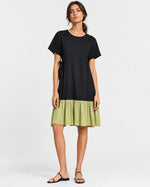 Rochie-tricou lungă cu volan la bază, verde fistic, vedere din față